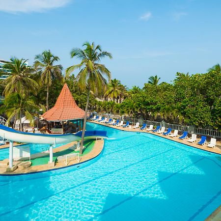 Hotel Las Americas Casa De Playa Cartagena Exterior foto The swimming pool at the hotel