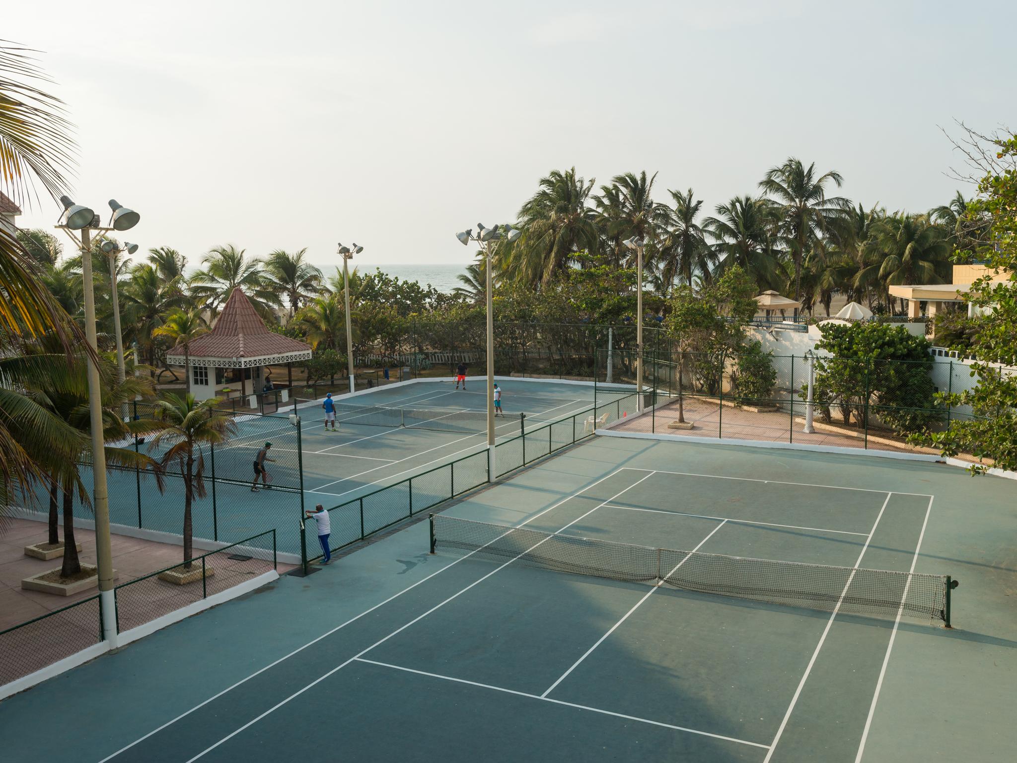 Hotel Las Americas Casa De Playa Cartagena Exterior foto Tennis courts at the resort