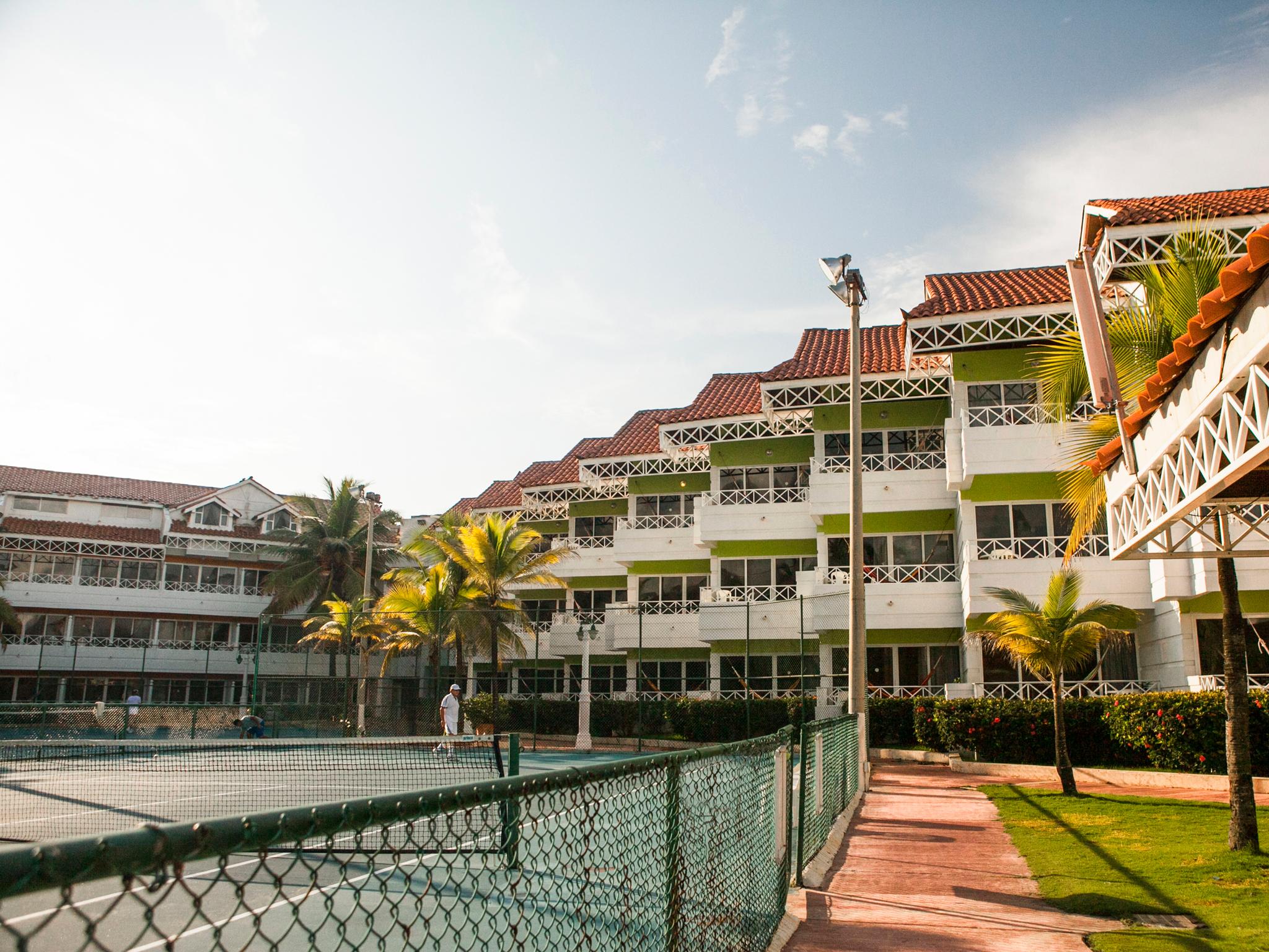 Hotel Las Americas Casa De Playa Cartagena Exterior foto The school's main building