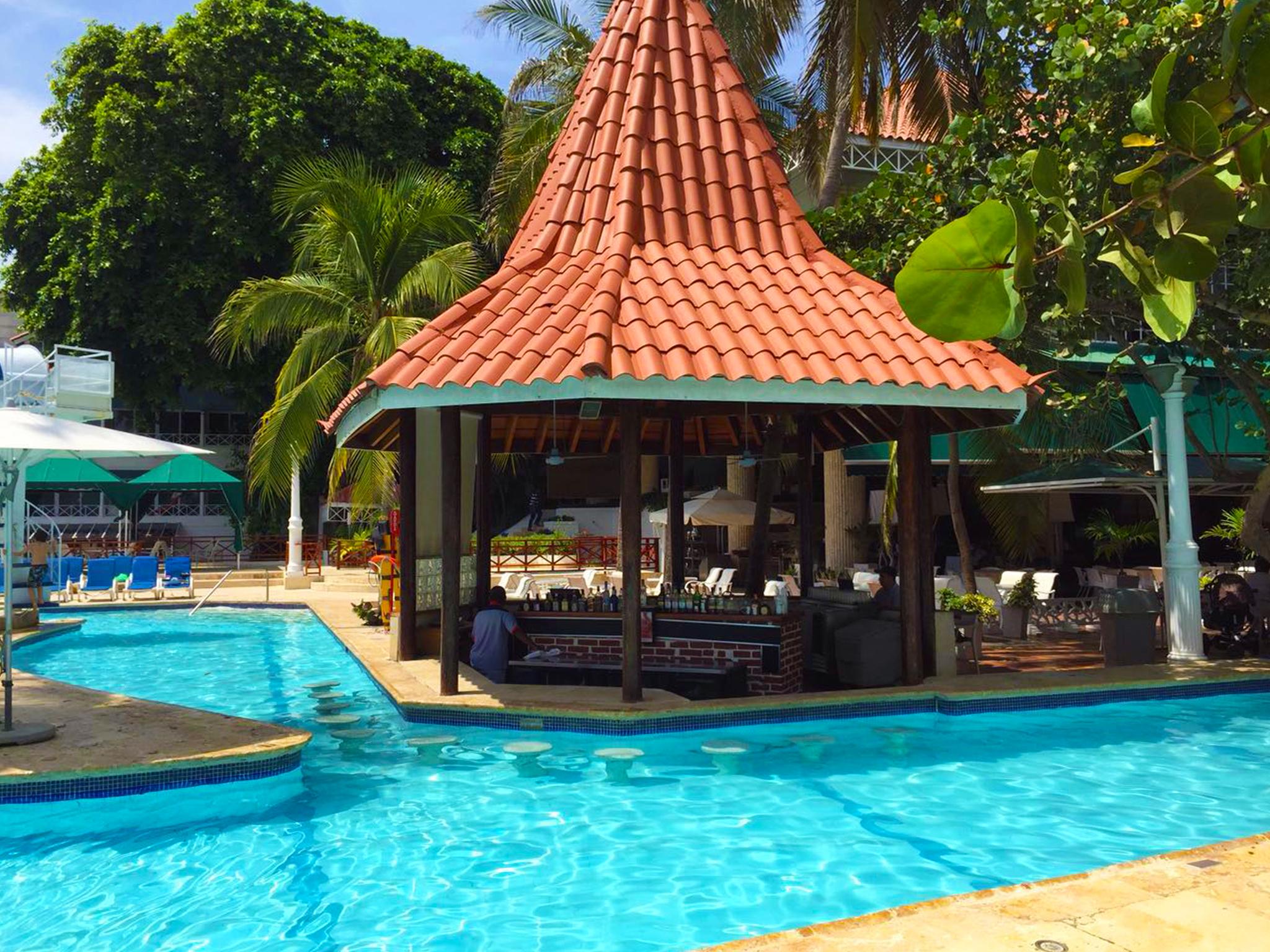 Hotel Las Americas Casa De Playa Cartagena Exterior foto The swimming pool at the hotel
