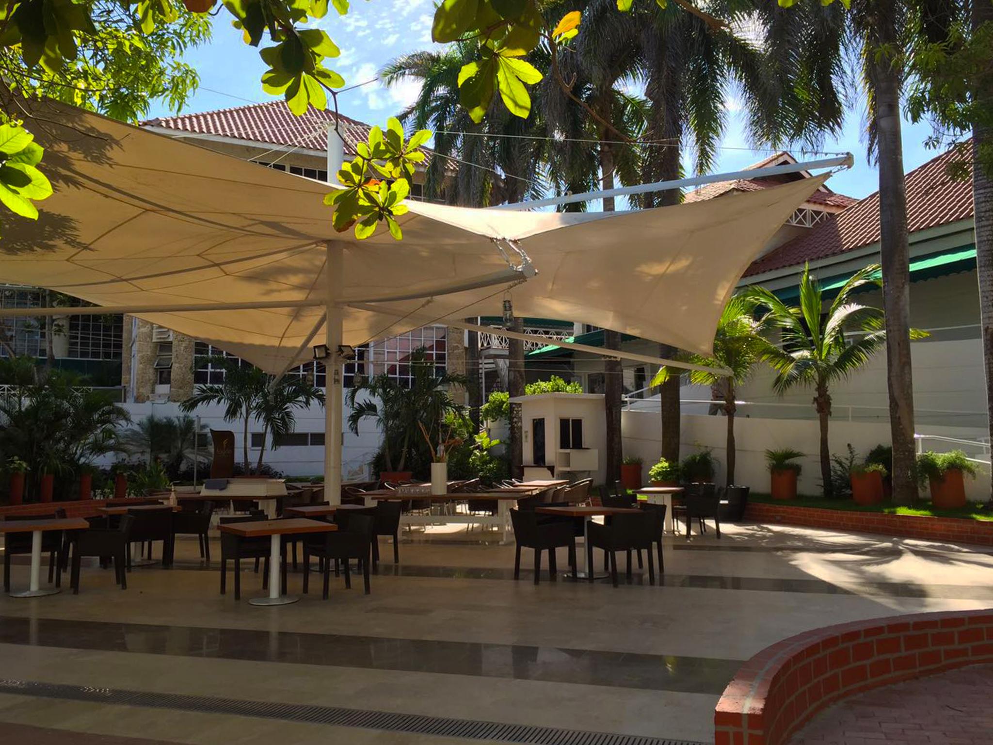 Hotel Las Americas Casa De Playa Cartagena Exterior foto The courtyard of the hotel