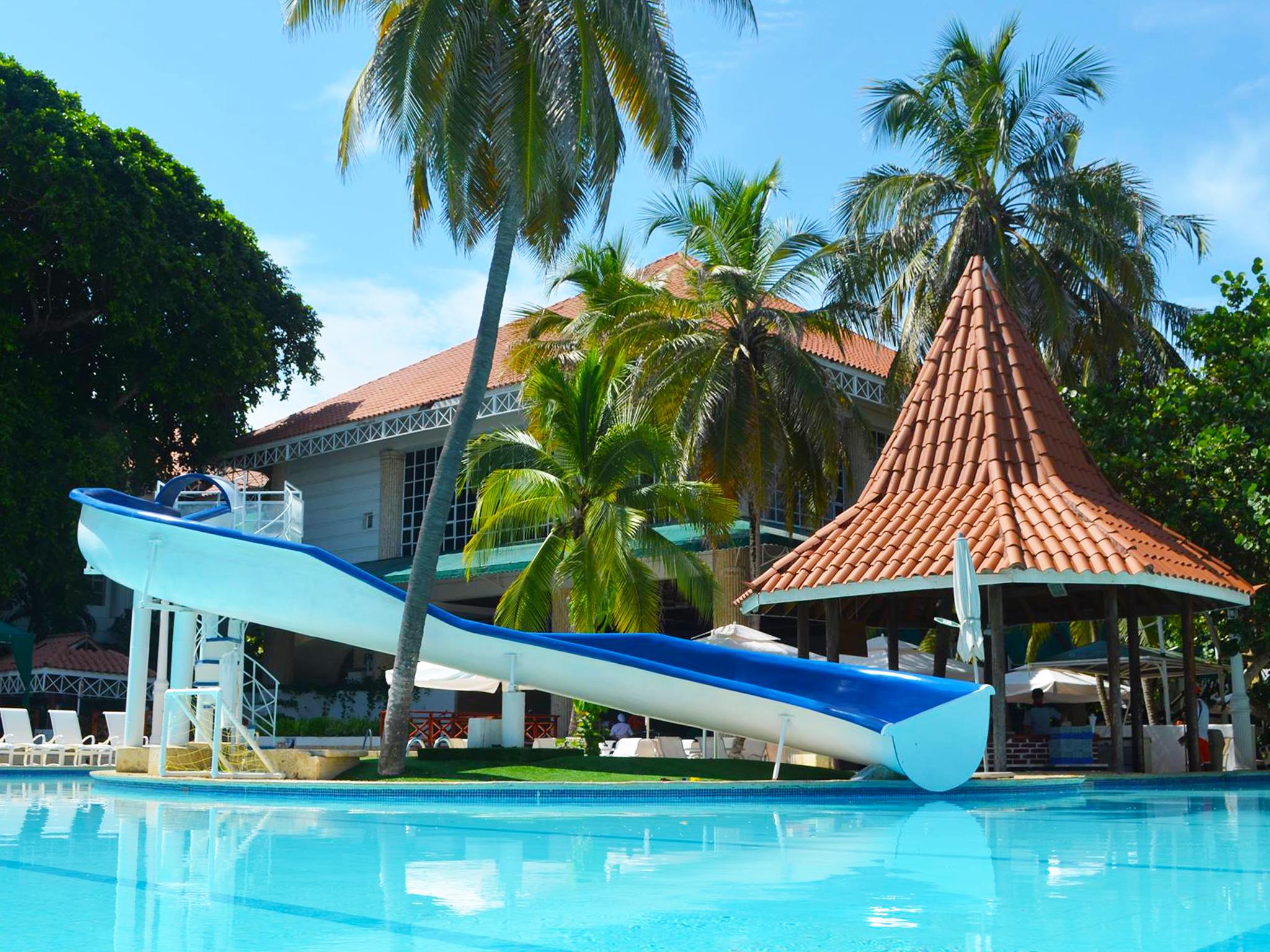 Hotel Las Americas Casa De Playa Cartagena Exterior foto The swimming pool at the hotel