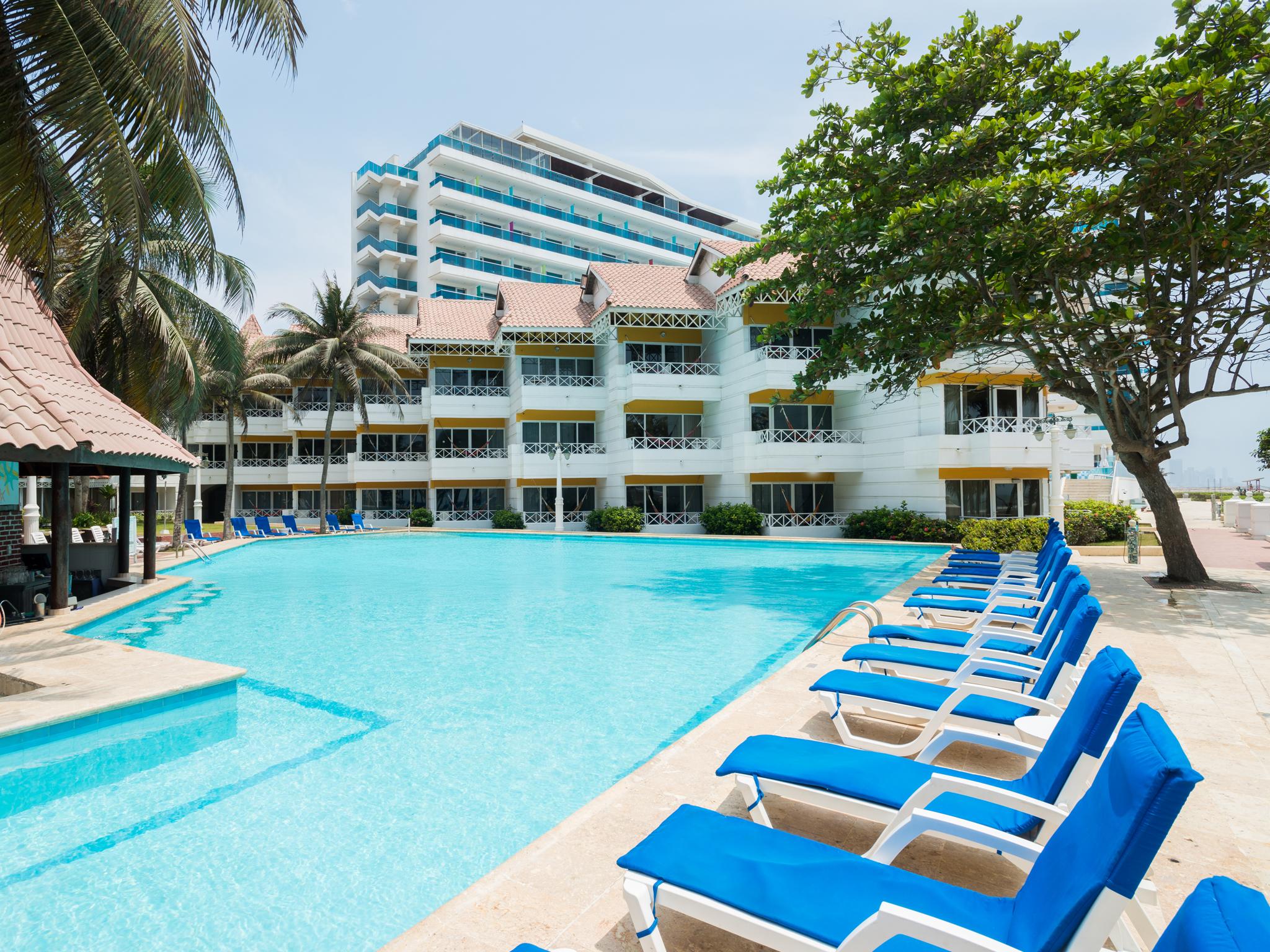 Hotel Las Americas Casa De Playa Cartagena Exterior foto The pool at the hotel