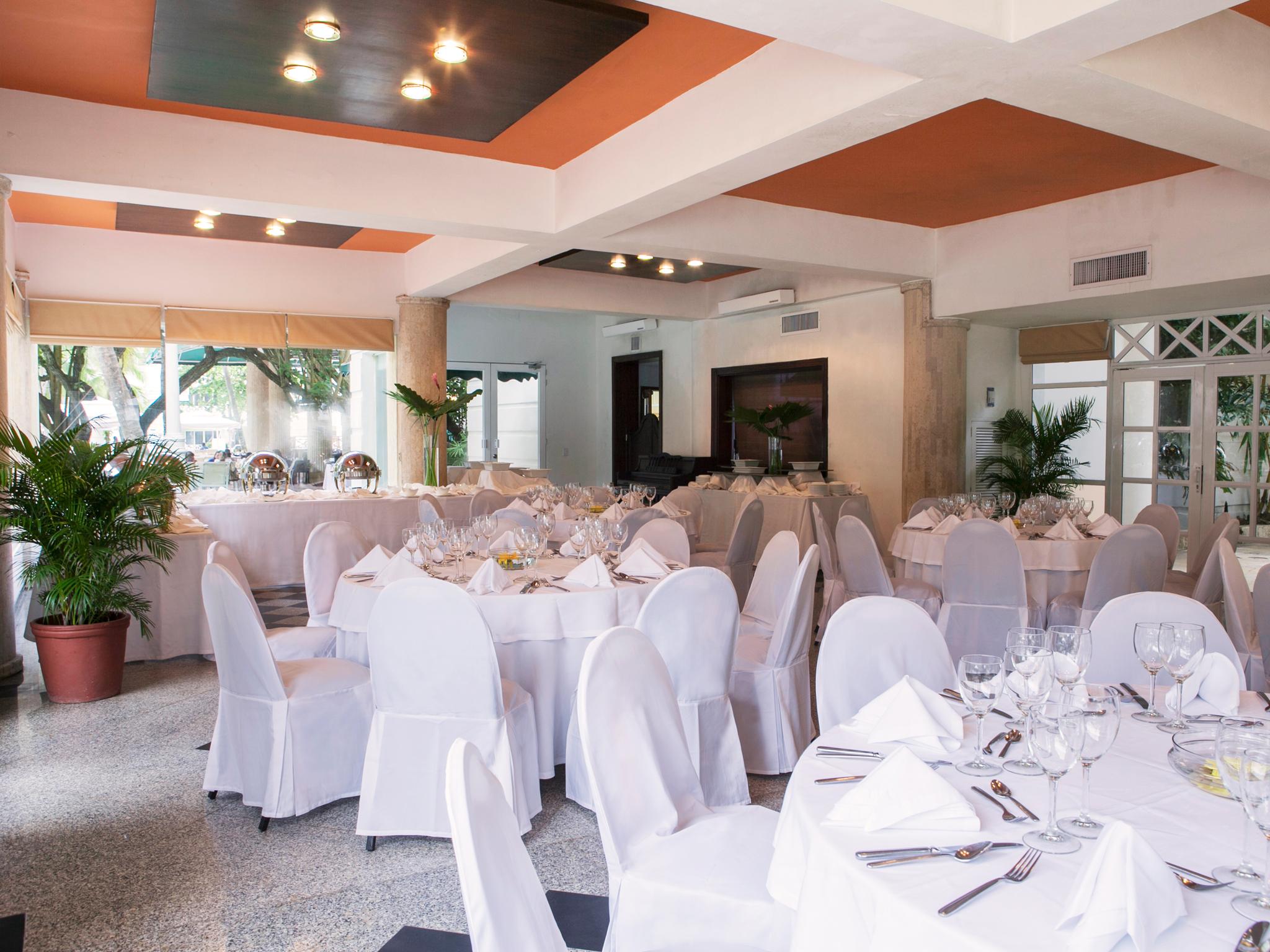 Hotel Las Americas Casa De Playa Cartagena Exterior foto A restaurant in the resort