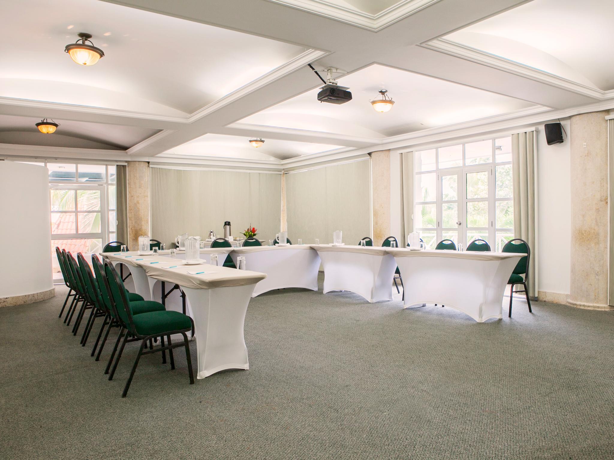 Hotel Las Americas Casa De Playa Cartagena Exterior foto Meeting room