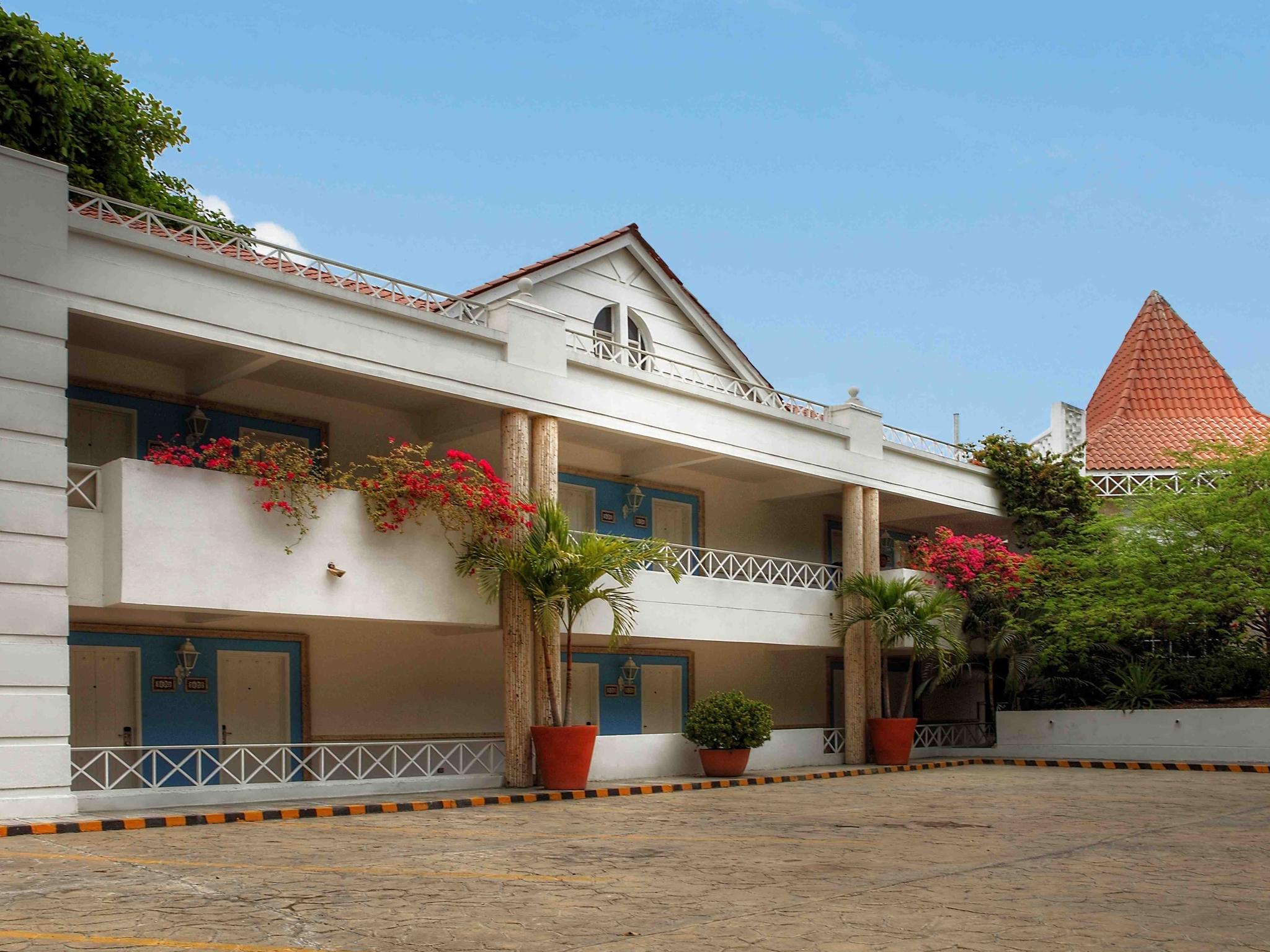 Hotel Las Americas Casa De Playa Cartagena Exterior foto The school's main building