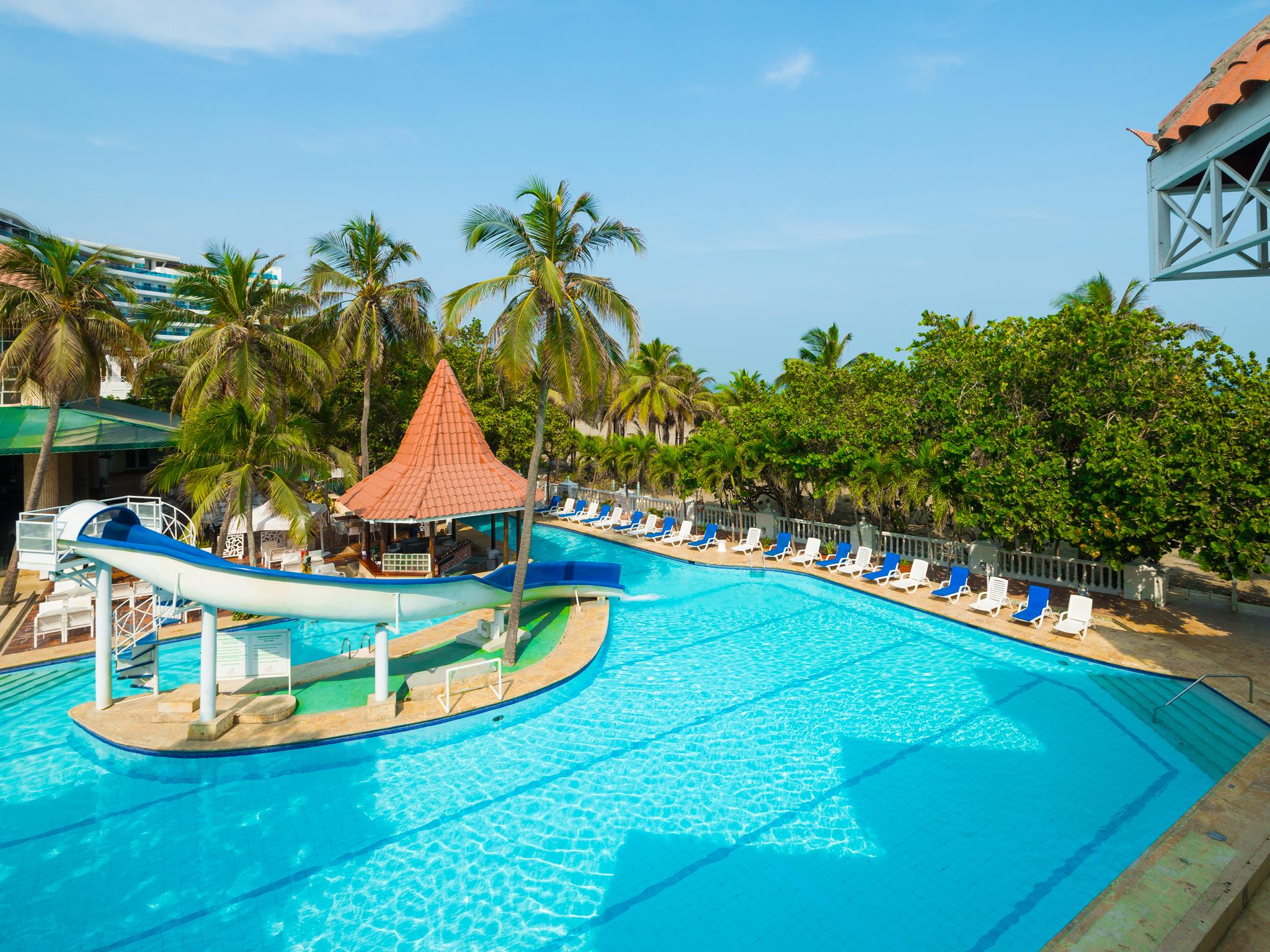Hotel Las Americas Casa De Playa Cartagena Exterior foto The swimming pool at the hotel