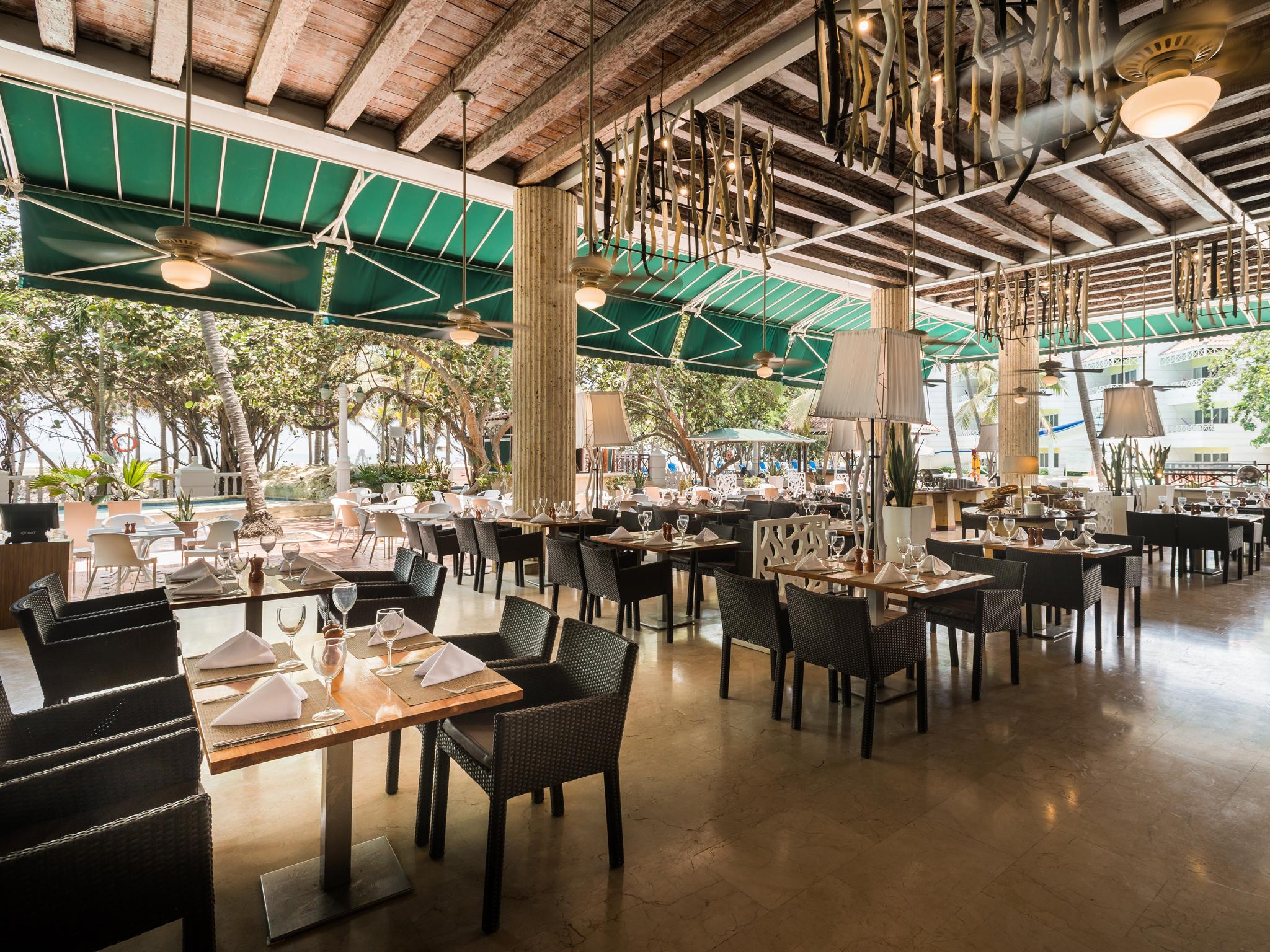 Hotel Las Americas Casa De Playa Cartagena Exterior foto The interior of the restaurant