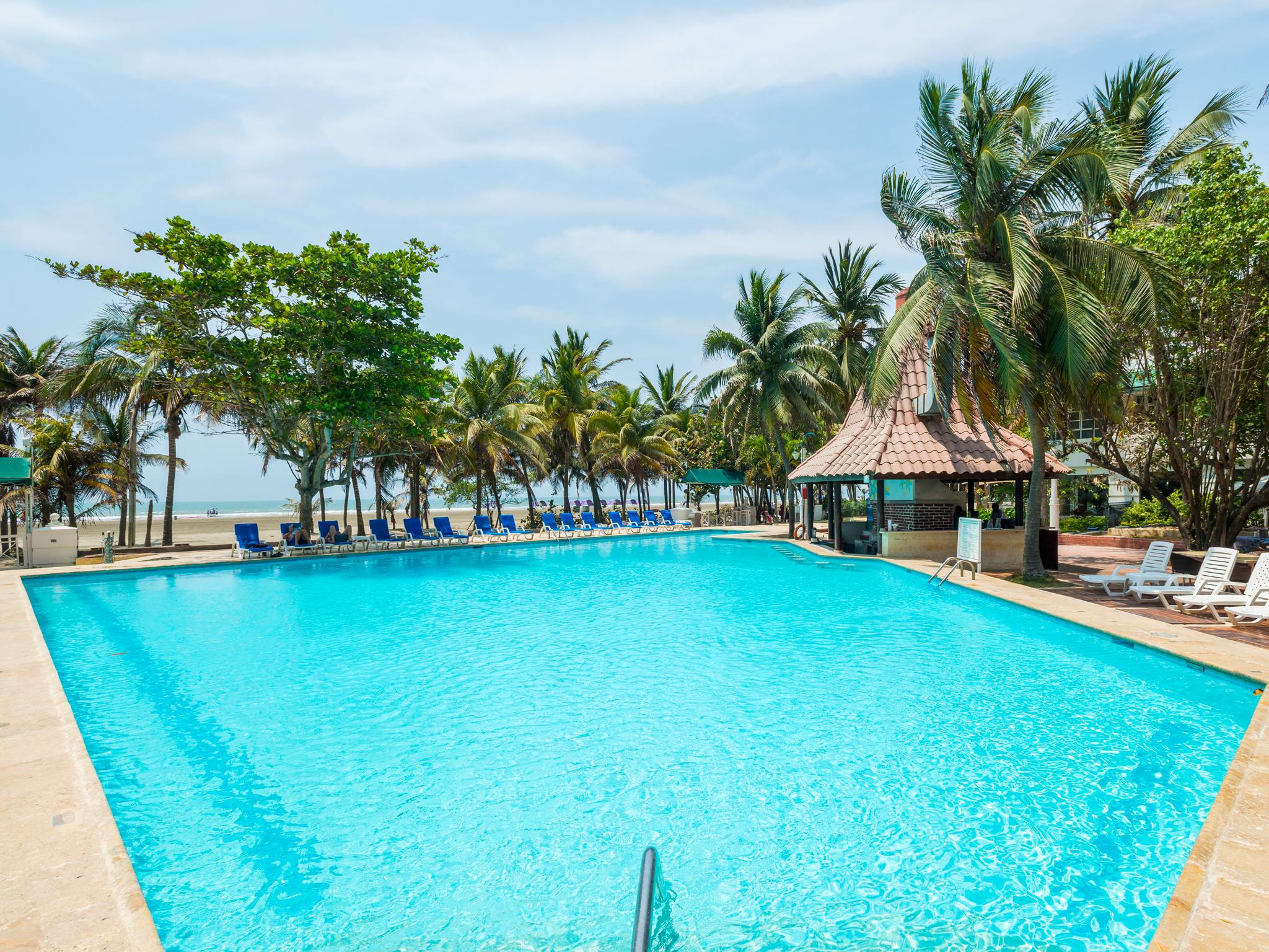 Hotel Las Americas Casa De Playa Cartagena Exterior foto The pool at the Palm Beach Hotel