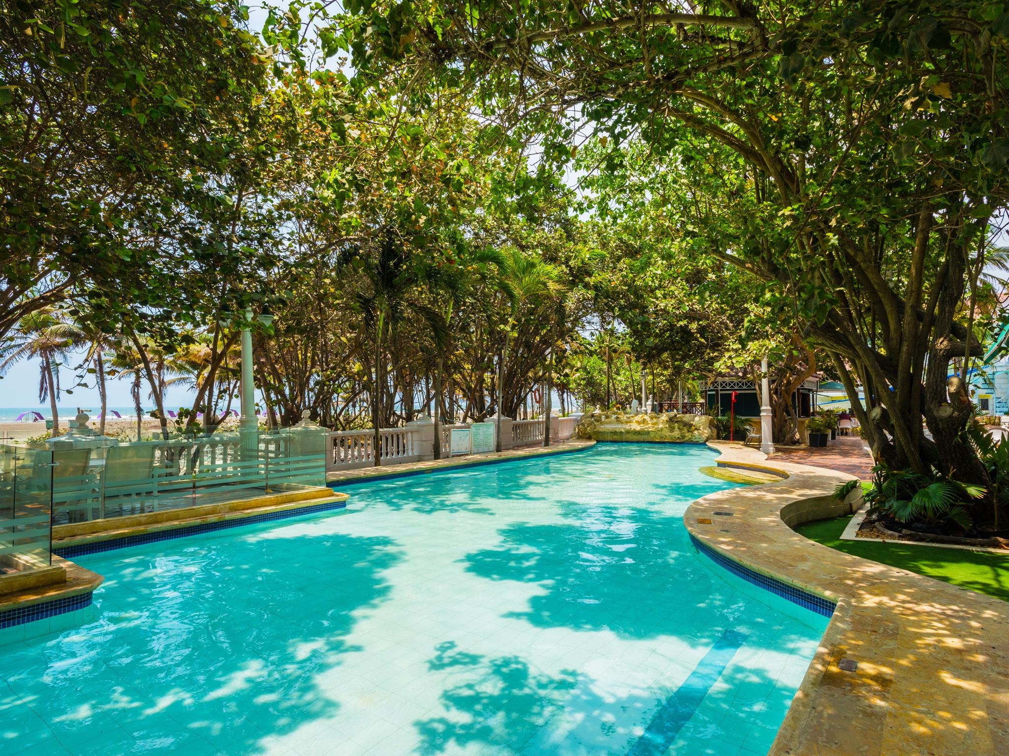 Hotel Las Americas Casa De Playa Cartagena Exterior foto The swimming pool at the hotel