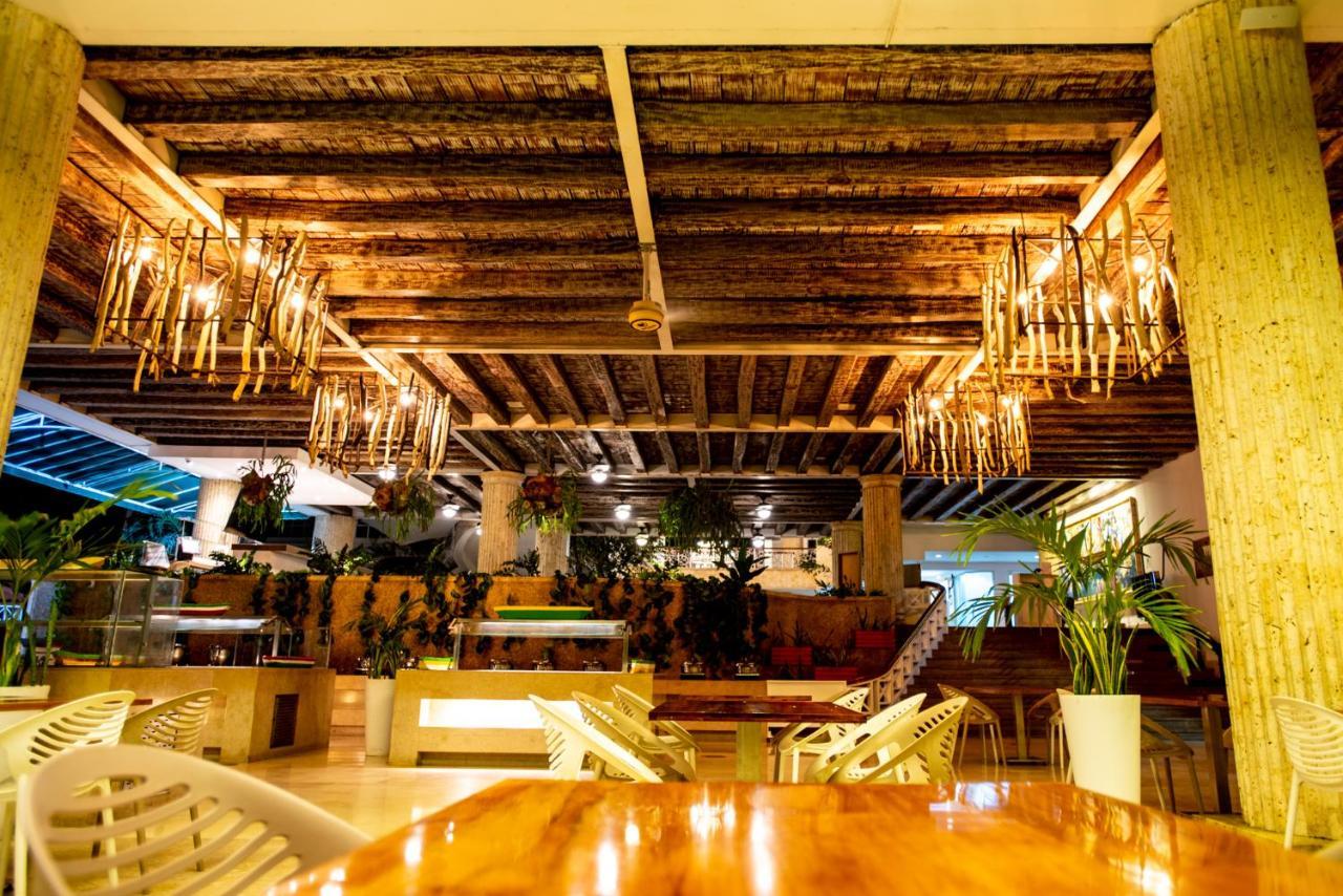 Hotel Las Americas Casa De Playa Cartagena Exterior foto The lobby of the hotel