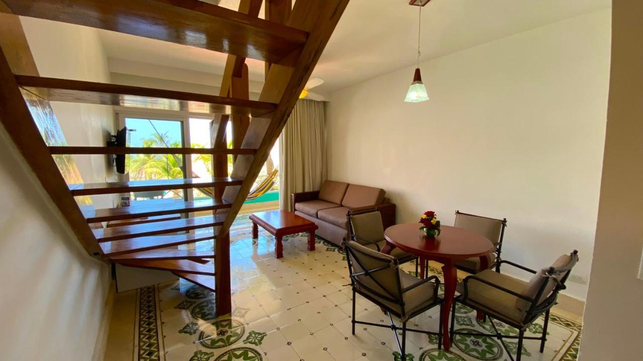 Hotel Las Americas Casa De Playa Cartagena Exterior foto A living room in a typical apartment at the resort