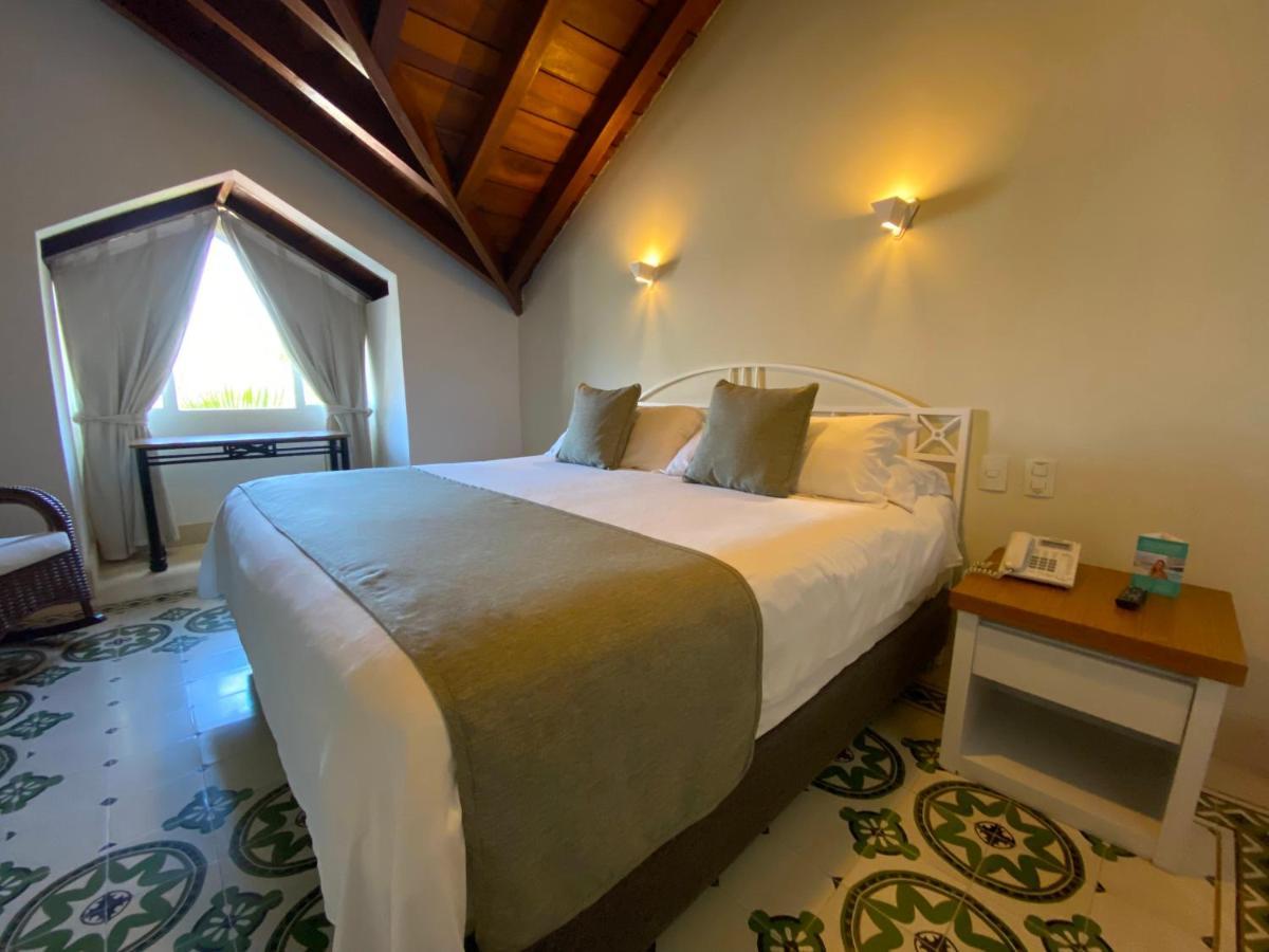 Hotel Las Americas Casa De Playa Cartagena Exterior foto A room at the hotel