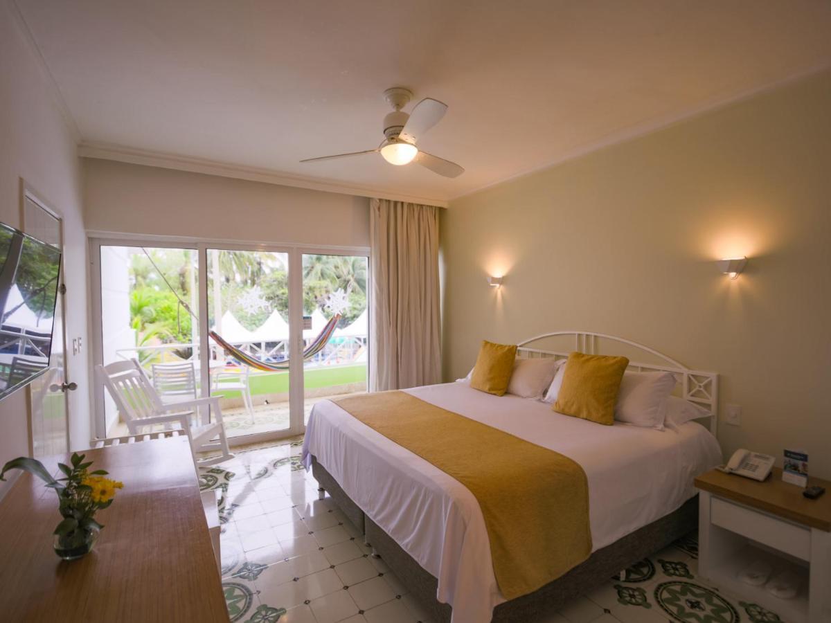 Hotel Las Americas Casa De Playa Cartagena Exterior foto A bedroom at the hotel