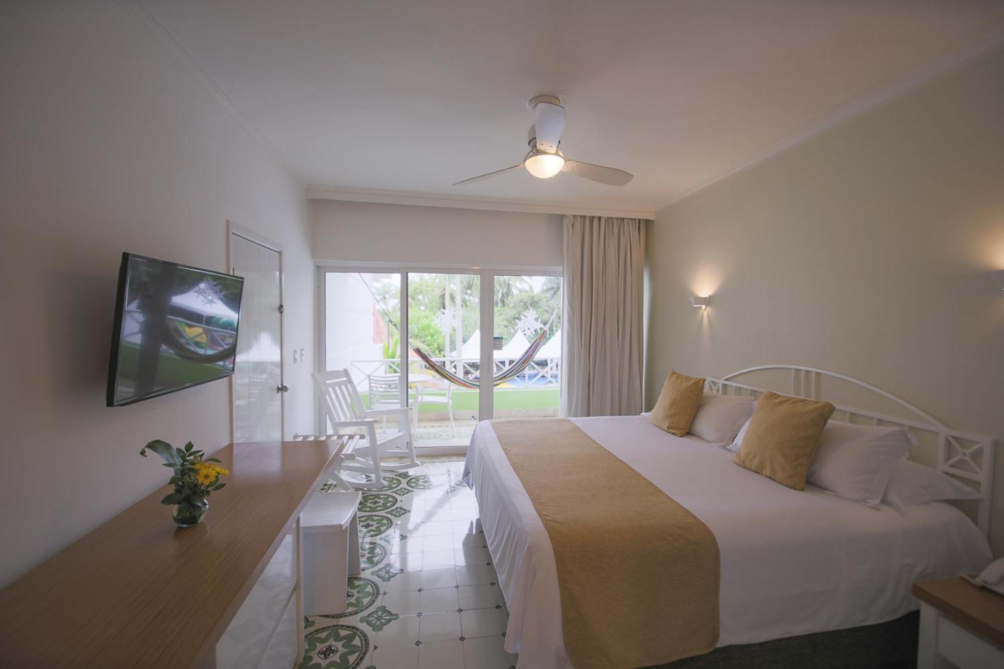Hotel Las Americas Casa De Playa Cartagena Exterior foto A room at the hotel